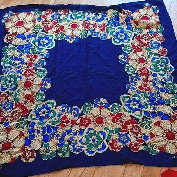 Authentic Chanel silk Scarf Vintage - Picture 1 of 7